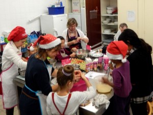 Atelier cuisine pour préparer le goûter de l'après-midi festive à la Barakason le 20 décembre