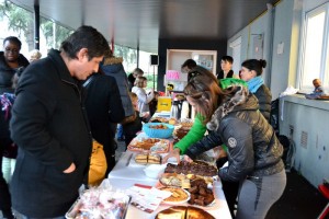 Goûter convivial devant la Barakason