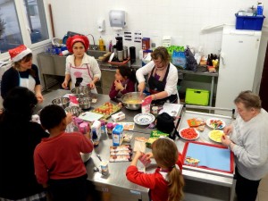 Atelier cuisine pour préparer le goûter de l'après-midi festive à la Barakason le 20 décembre