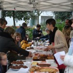 Goûter convivial devant la Barakason