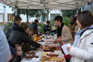 Goûter convivial devant la Barakason