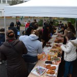 Goûter convivial devant la Barakason