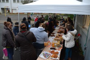 Goûter convivial devant la Barakason