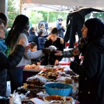 Goûter convivial offert aux habitants du quartier devant la Barakason