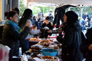 Goûter convivial offert aux habitants du quartier devant la Barakason