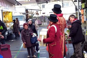 Animations sur l'espace public pour annoncer le programme des festivités